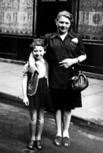 Irene Lewkowicz y su madre, Helena Lewkowicz, Paris 1946